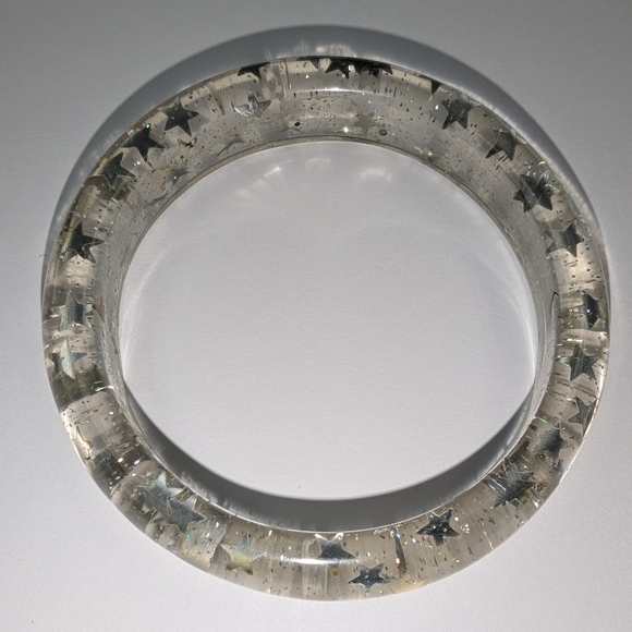 VINTAGE BANGLE BRACELET CLEAR WITH STARS AND GLITTER CONFETTI - Picture 9 of 9